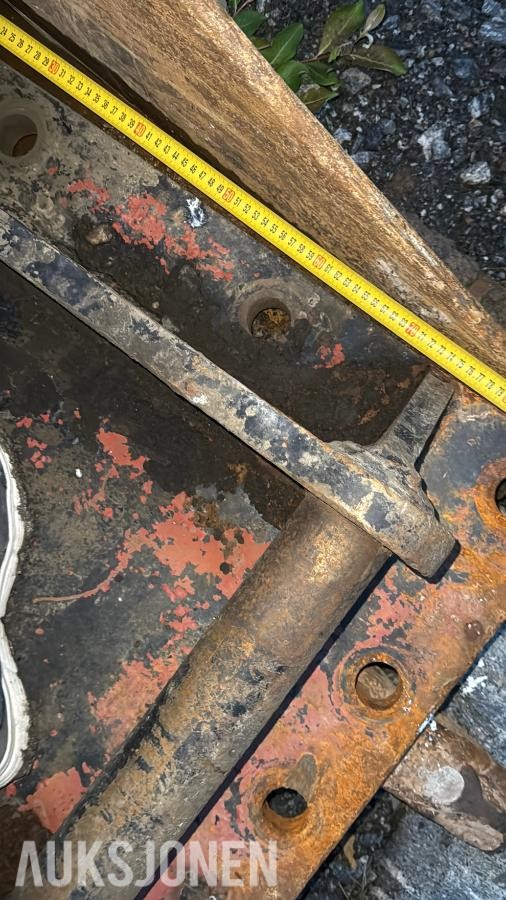 Plate med S70 feste til gravemaskin