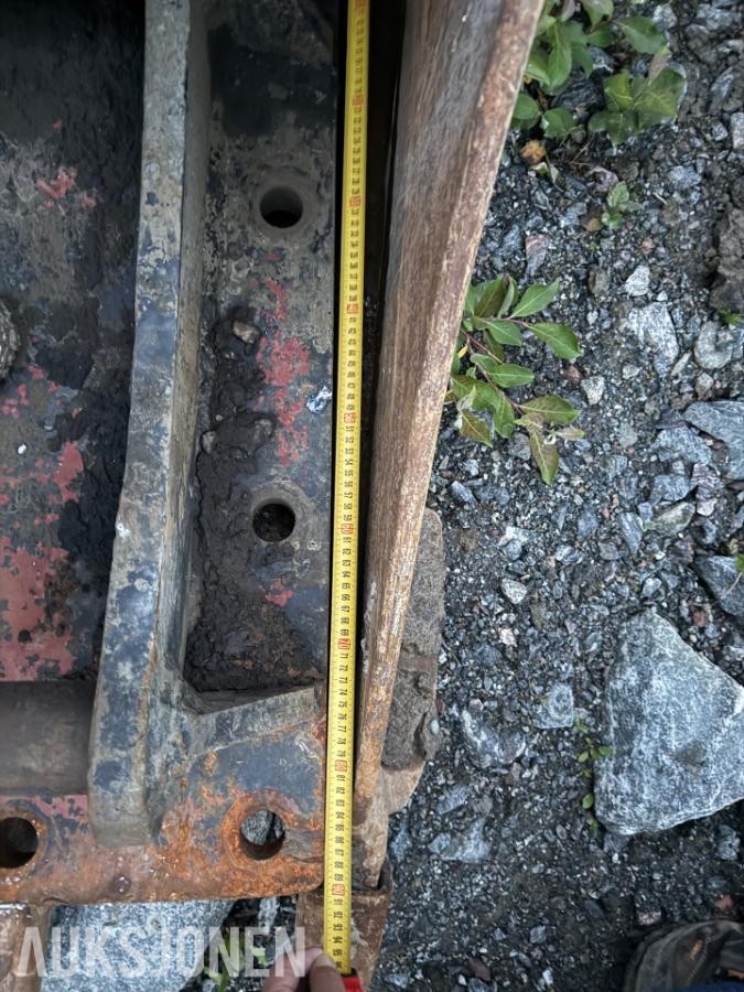 Plate med S70 feste til gravemaskin