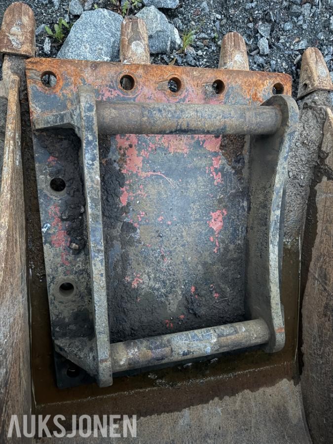 Plate med S70 feste til gravemaskin
