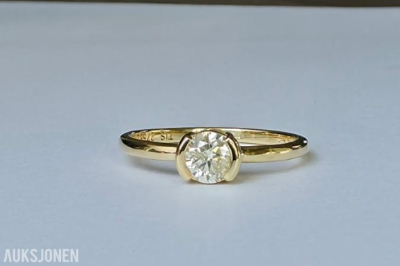 *TIL HELSEARBEIDEREN* 0.50CT ENSTENS DIAMANTRING I 14K GULL. HELT NATURLIG DIAMANT! TAKSTBREV OG SERTIFIKAT! - 72 timers auksjon