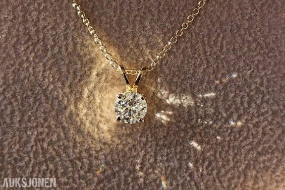 0.90CT ENSTENS DIAMANTANHENG I 14K GULL. HELT NATURLIG DIAMANT! TAKSTBREV OG SERTIFIKAT! - 72 timers auksjon