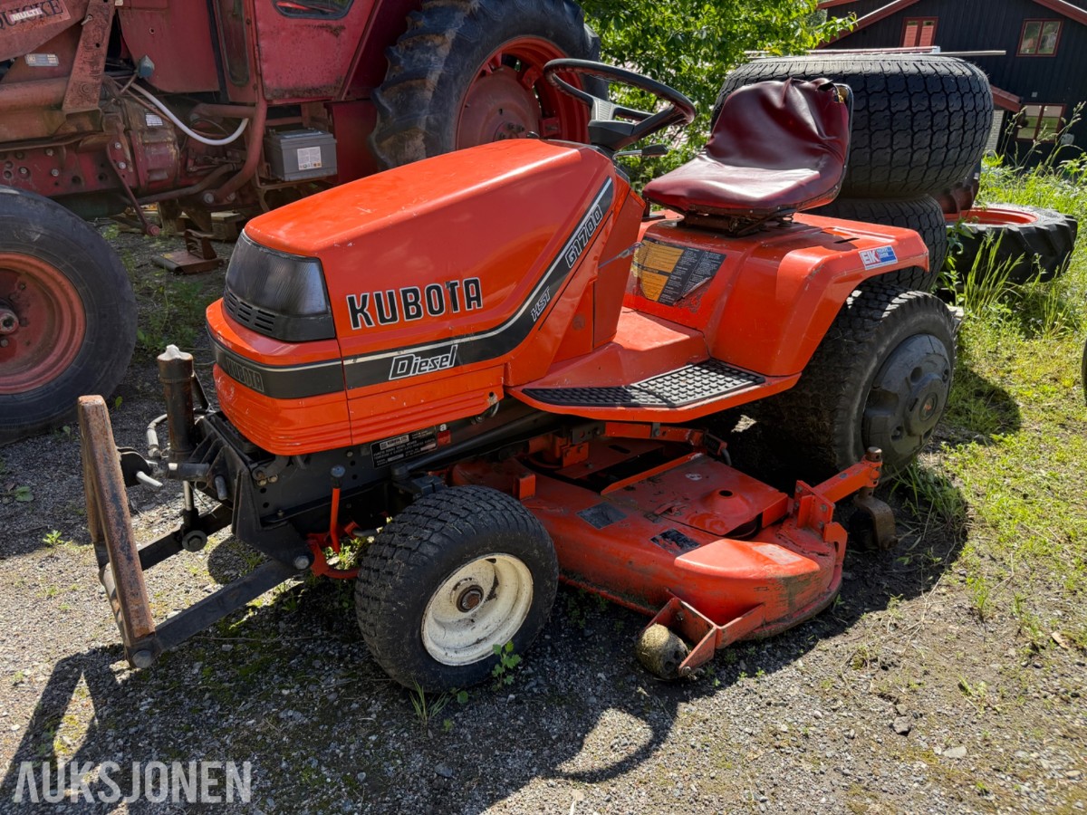 Kubota G1700 sitteklipper med frontkost og oppsamler
