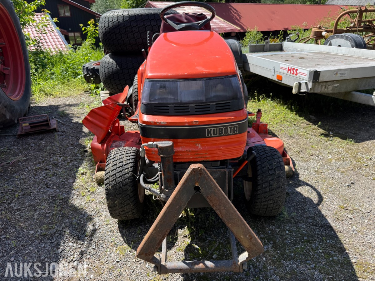 Kubota G1700 sitteklipper med frontkost og oppsamler