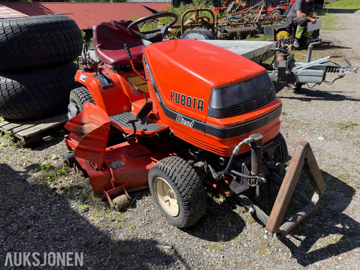 Kubota G1700 sitteklipper med frontkost og oppsamler
