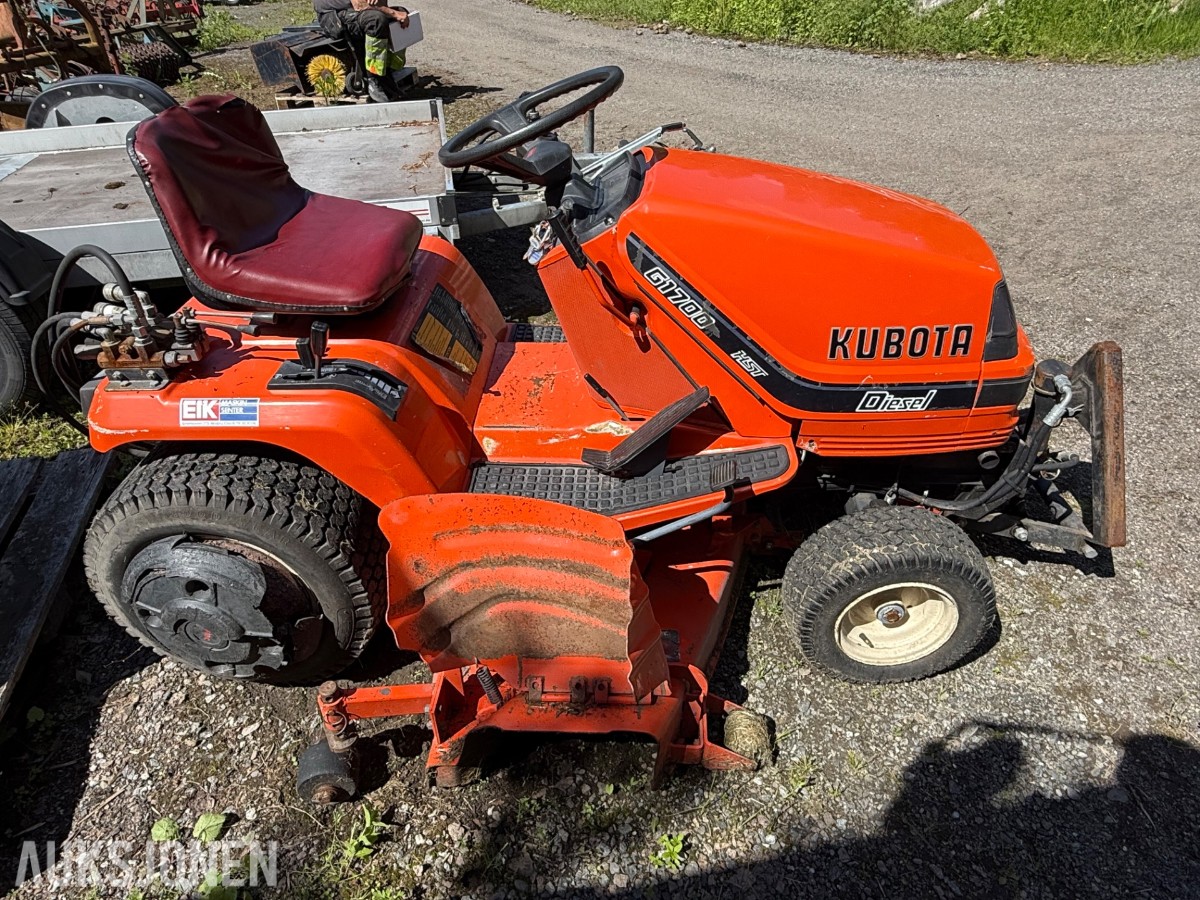 Kubota G1700 sitteklipper med frontkost og oppsamler