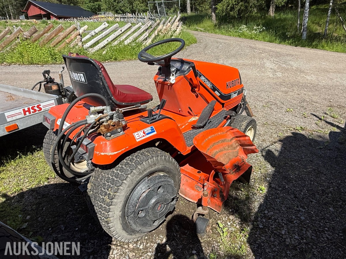 Kubota G1700 sitteklipper med frontkost og oppsamler