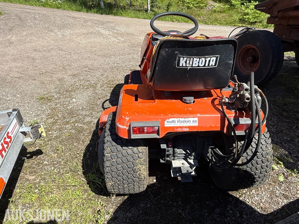 Kubota G1700 sitteklipper med frontkost og oppsamler