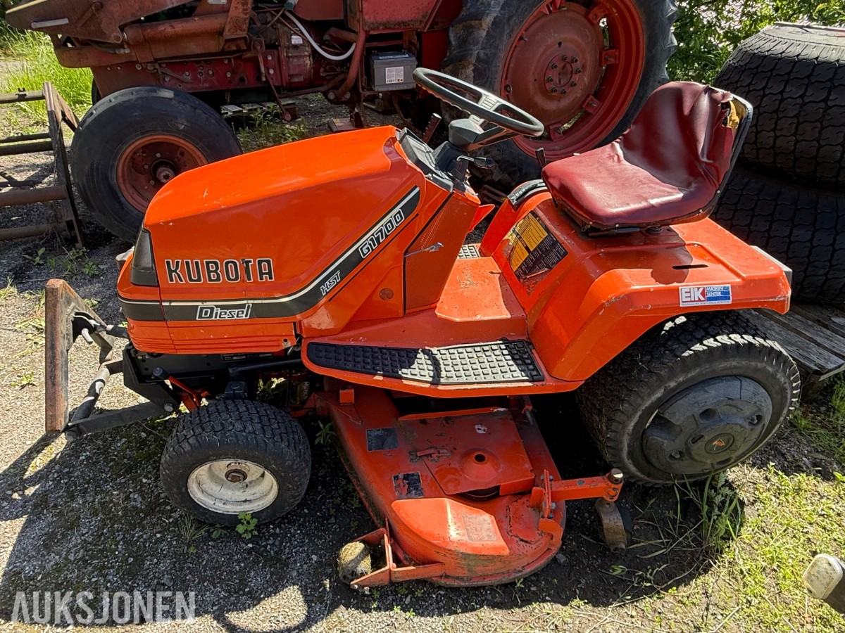 Kubota G1700 sitteklipper med frontkost og oppsamler
