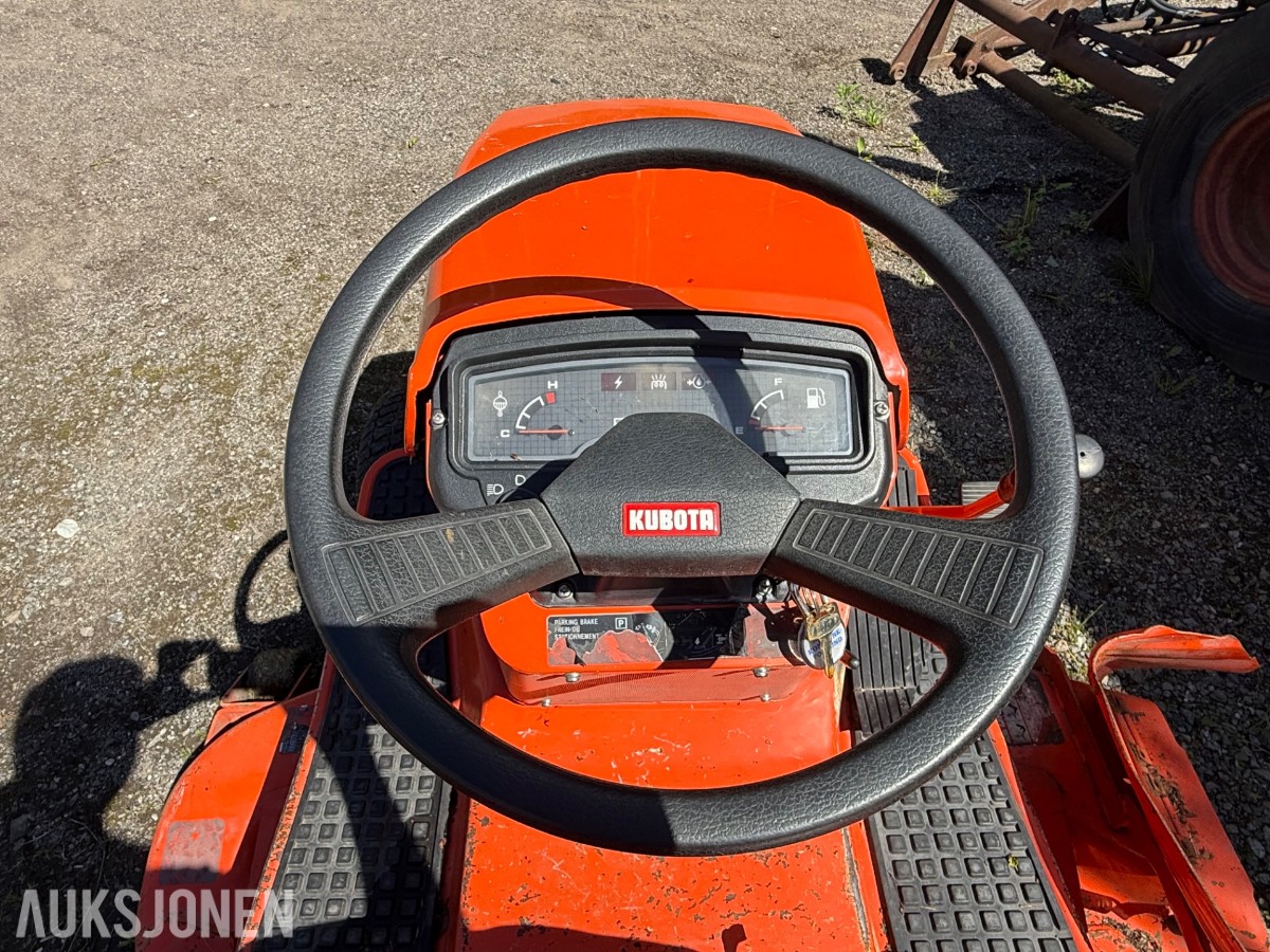 Kubota G1700 sitteklipper med frontkost og oppsamler