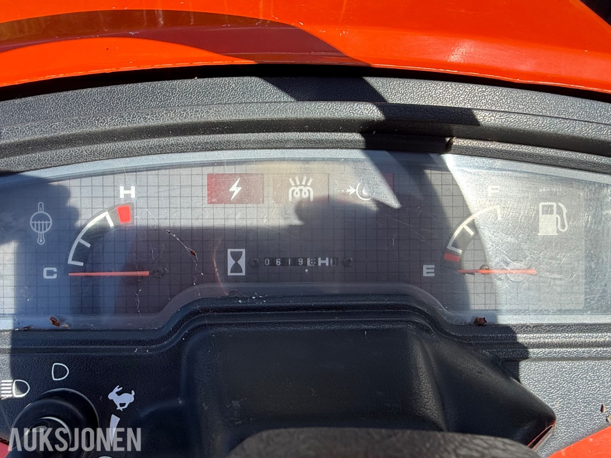 Kubota G1700 sitteklipper med frontkost og oppsamler