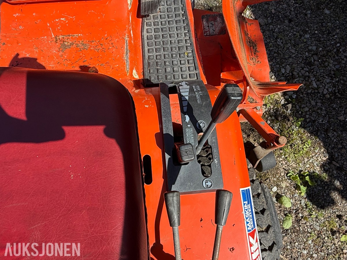 Kubota G1700 sitteklipper med frontkost og oppsamler