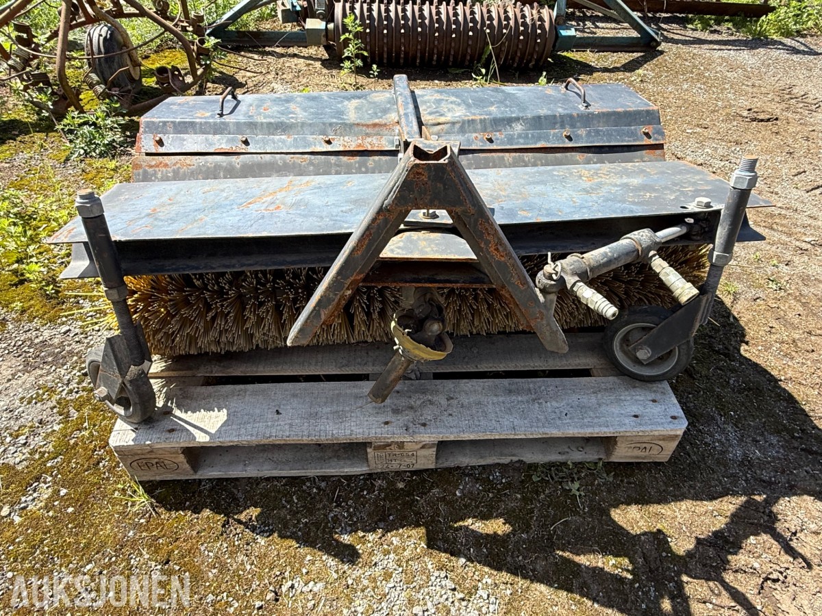 Kubota G1700 sitteklipper med frontkost og oppsamler