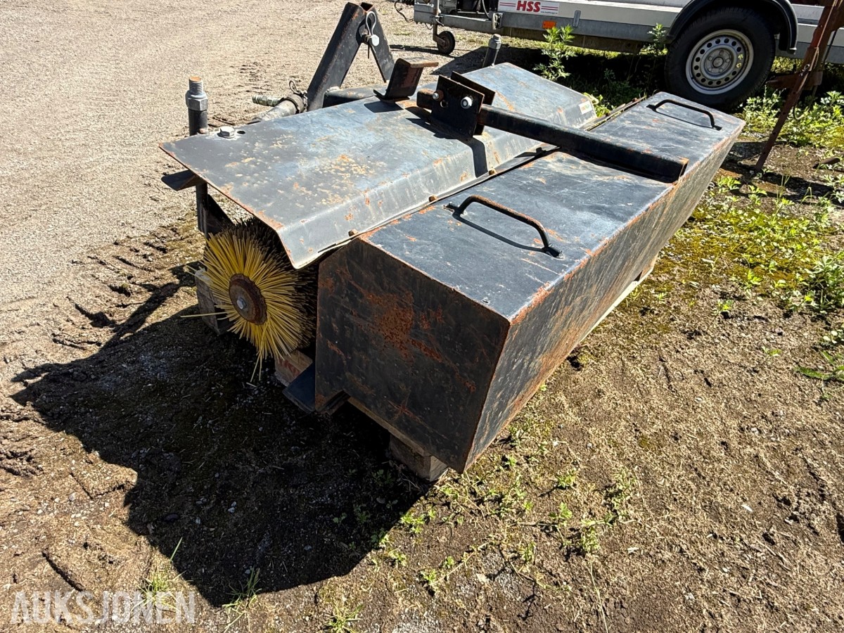 Kubota G1700 sitteklipper med frontkost og oppsamler
