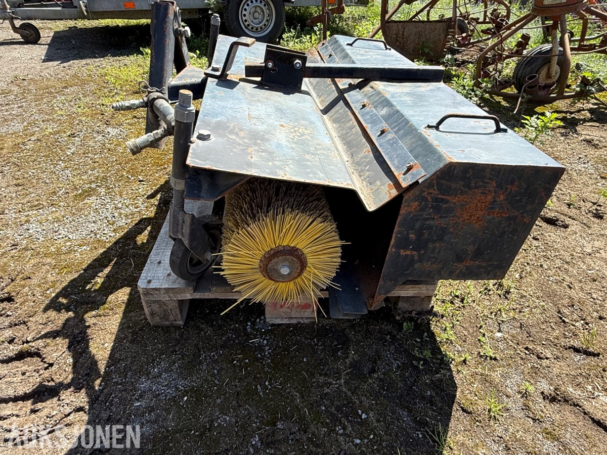 Kubota G1700 sitteklipper med frontkost og oppsamler
