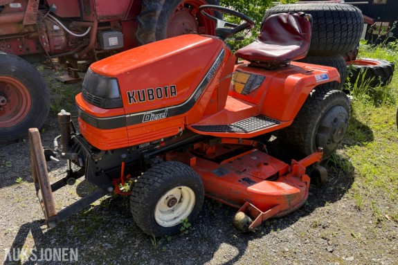 Kubota G1700 sitteklipper med frontkost og oppsamler