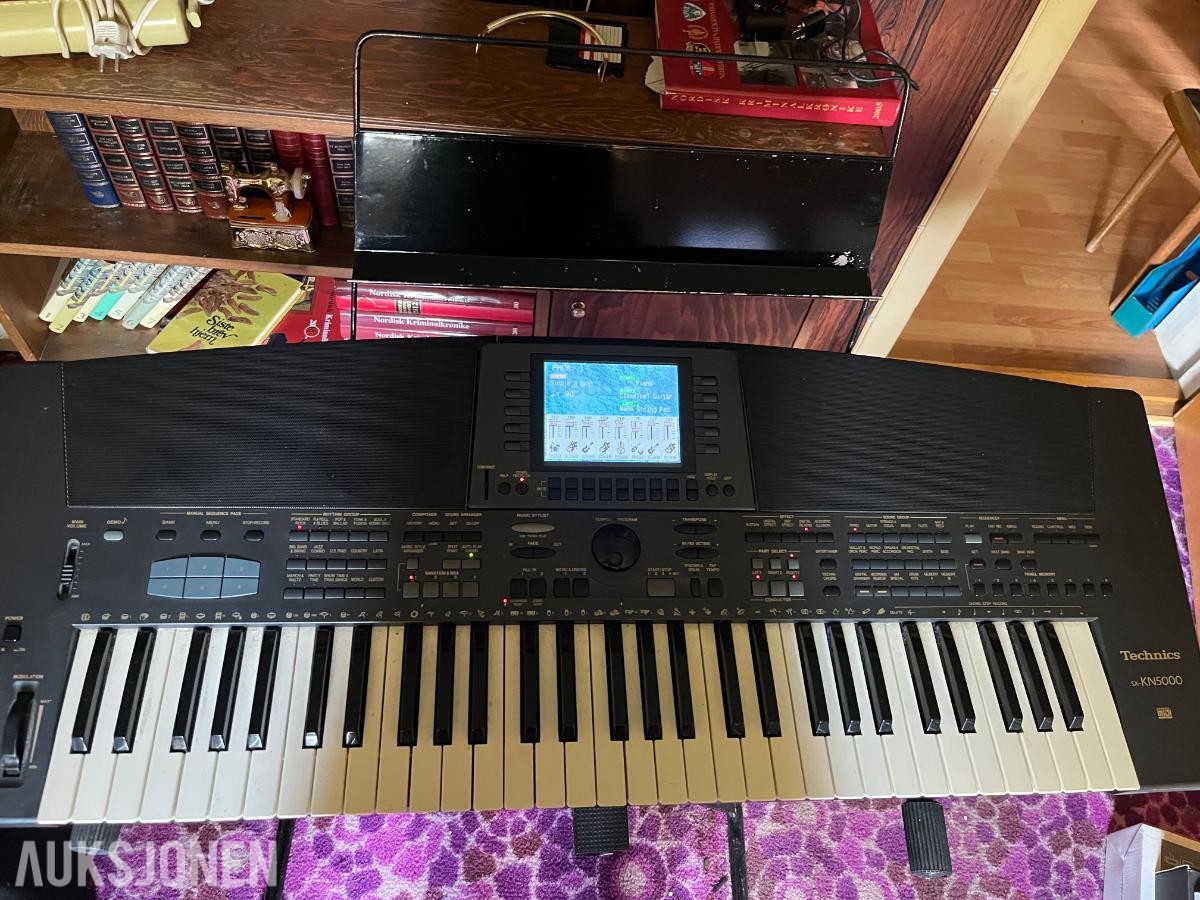 Keyboard med diverse utstyr Technics KN5000 og Peavey