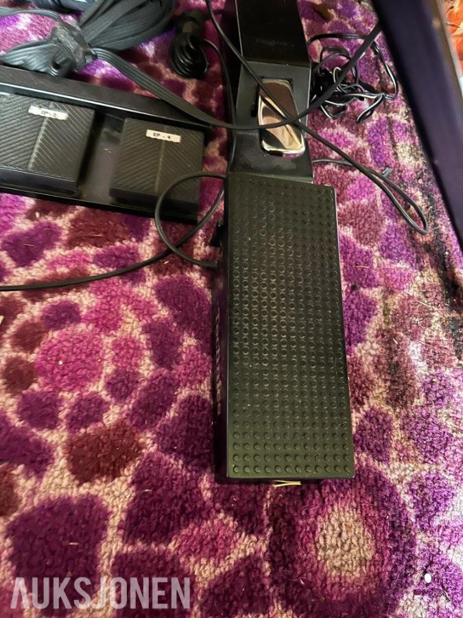 Keyboard med diverse utstyr Technics KN5000 og Peavey
