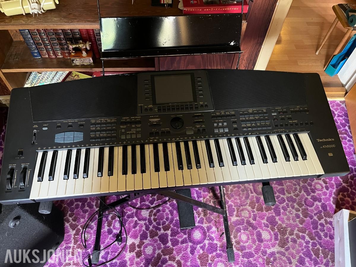 Keyboard med diverse utstyr Technics KN5000 og Peavey