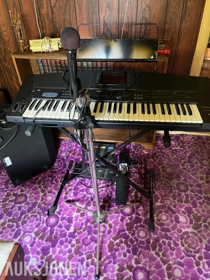 Keyboard med diverse utstyr Technics KN5000 og Peavey