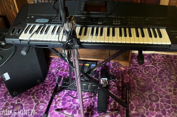 Keyboard med diverse utstyr Technics KN5000 og Peavey