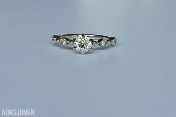 0.70CT DIAMANTRING I 14K GULL. HELT NATURLIGE DIAMANTER! TAKSTBREV OG SERTIFIKAT!