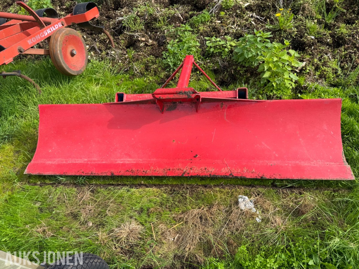 Lite snøskjær bakmontert på 3 punkt.
