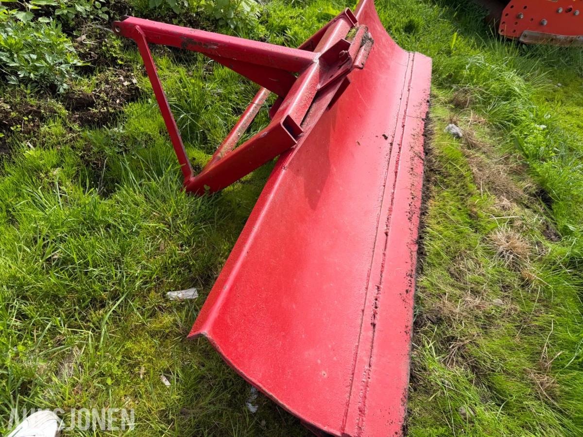Lite snøskjær bakmontert på 3 punkt.