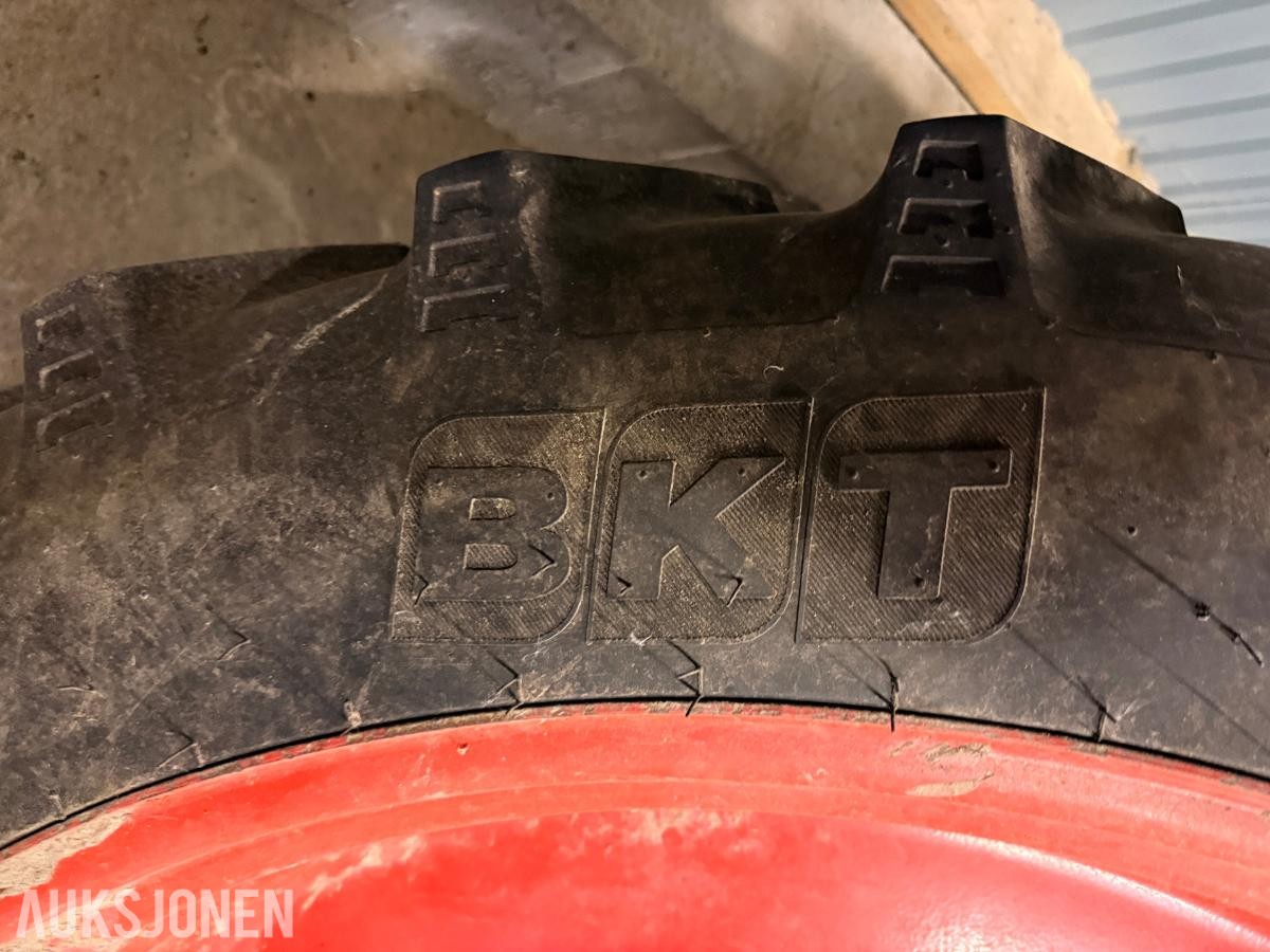 2016 Traktorhjul/dekk på felg 270/95R46 og 230/95R32 – Komplett sett