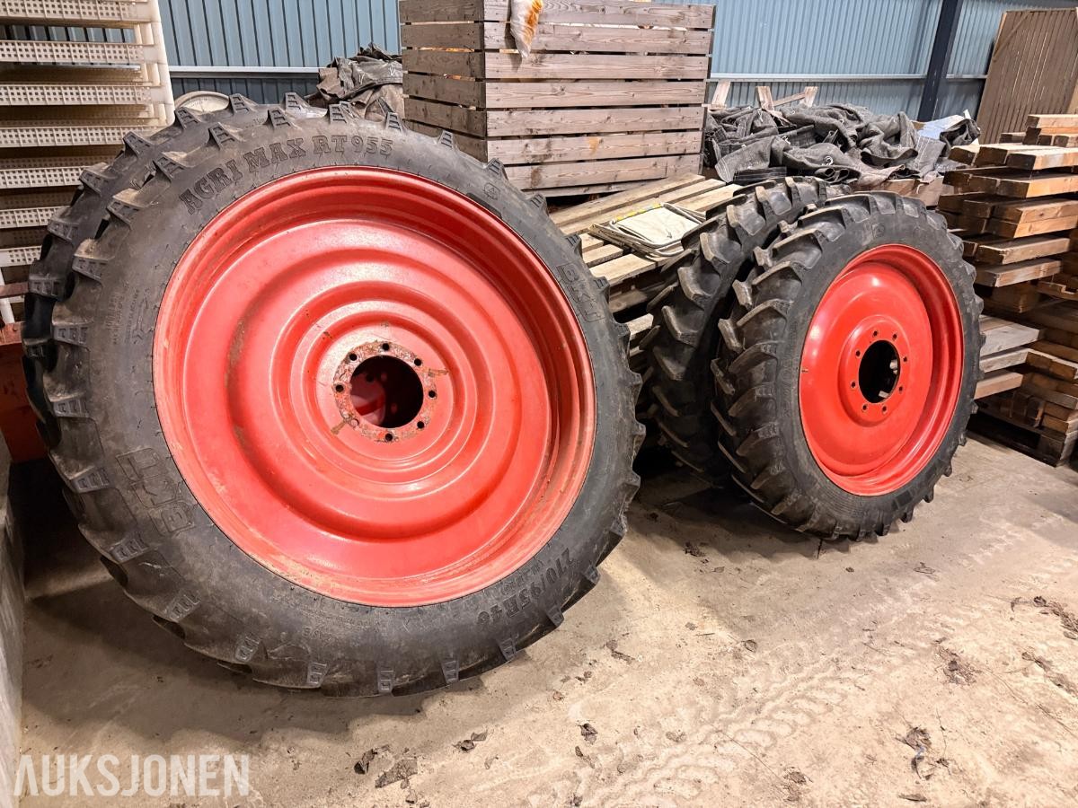 2016 Traktorhjul/dekk på felg 270/95R46 og 230/95R32 – Komplett sett