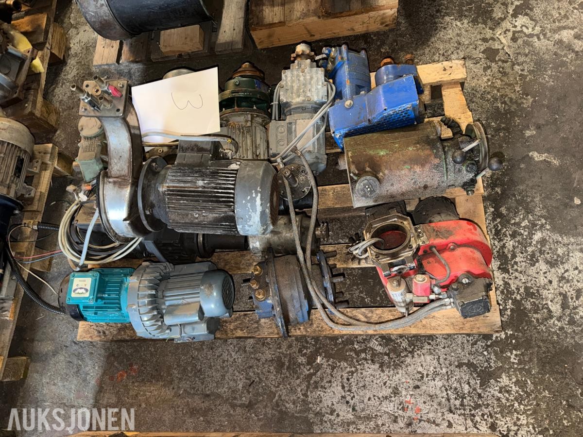 PARTI ELEKTRISKE MOTORER OG INDUSTRIKOMPONENTER PÅ PALL