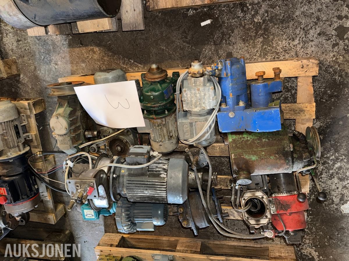 PARTI ELEKTRISKE MOTORER OG INDUSTRIKOMPONENTER PÅ PALL