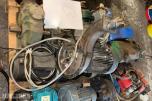 PARTI ELEKTRISKE MOTORER  OG INDUSTRIKOMPONENTER PÅ PALL
