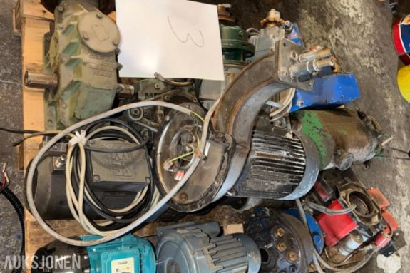 PARTI ELEKTRISKE MOTORER OG INDUSTRIKOMPONENTER PÅ PALL