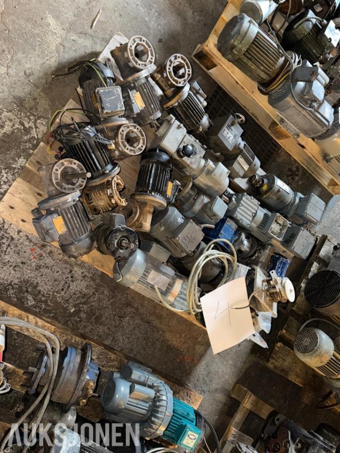 PARTI ELEKTRISKE MOTORER OG GIRMOTORER PÅ PALL
