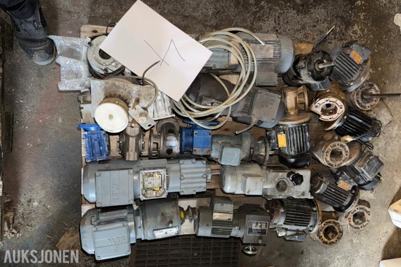 PARTI ELEKTRISKE MOTORER OG GIRMOTORER PÅ PALL