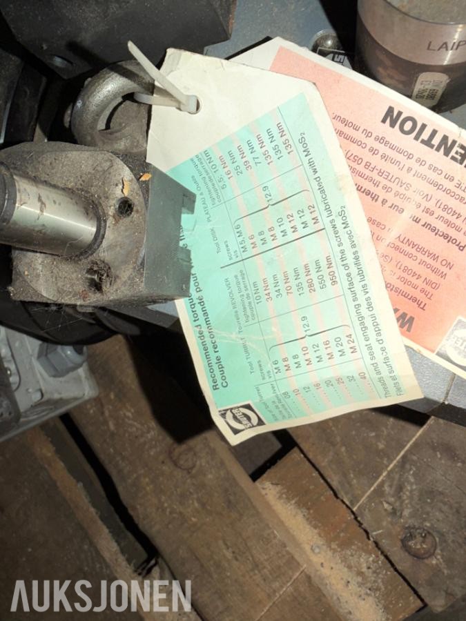 PARTI INDUSTRIKOMPONENTER OG MASKINDELER PÅ PALL