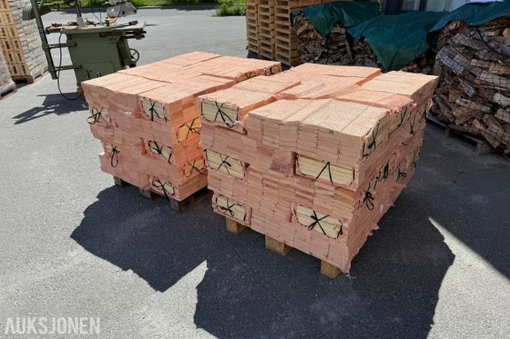 Vedkapp fra trelast – ca. 60 stk. 40 liters sekker – 2 paller