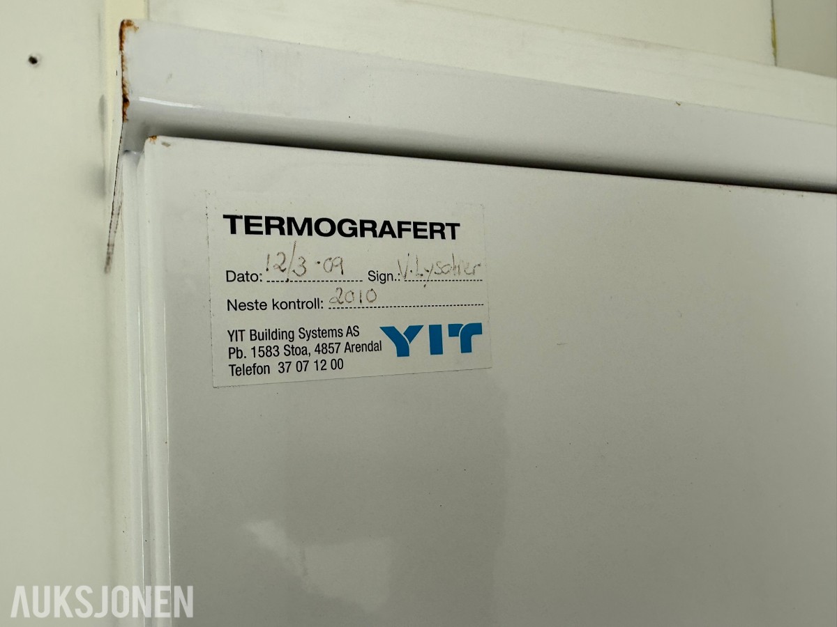 Kontorbrakke med nyere tak, strømanlegg og inngangsparti