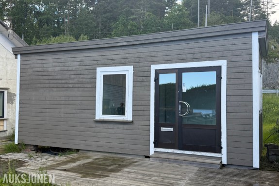 Kontorbrakke med nyere tak, strømanlegg og inngangsparti