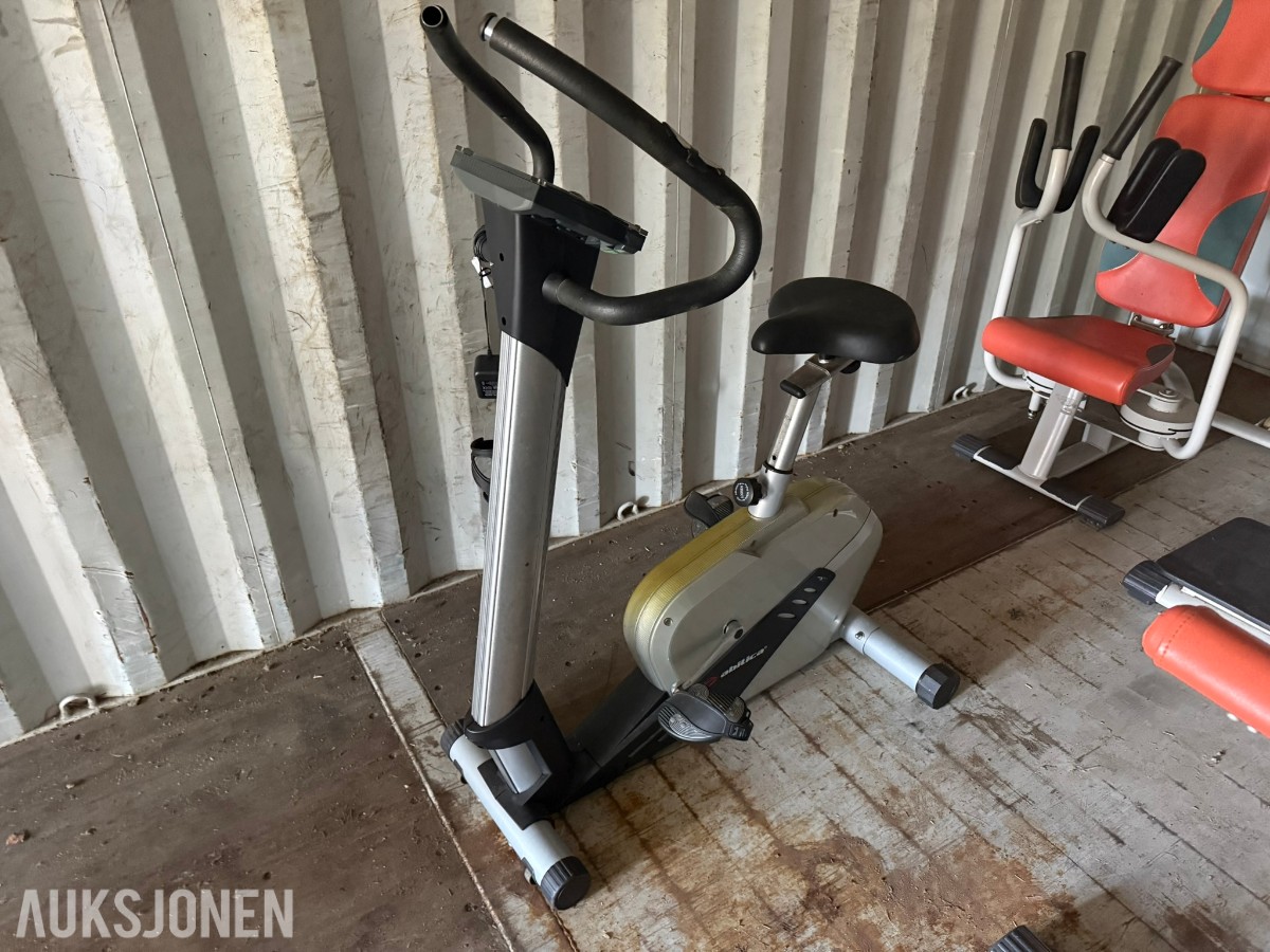 Treningsutstyr – 4 stk. apparater og trimsykkel