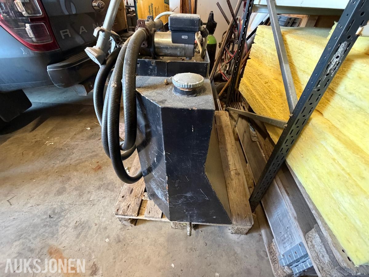 dieseltank med pumpe og fyllepistol