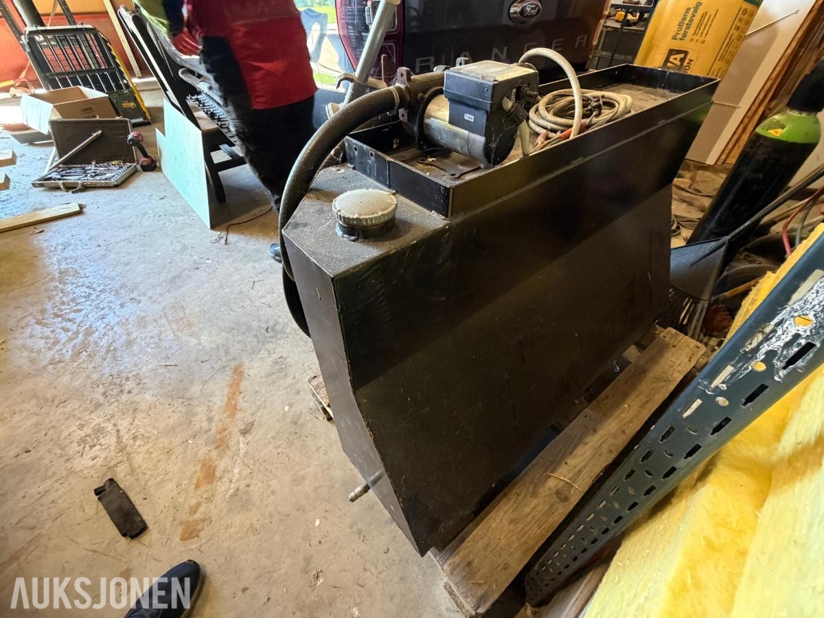 dieseltank med pumpe og fyllepistol