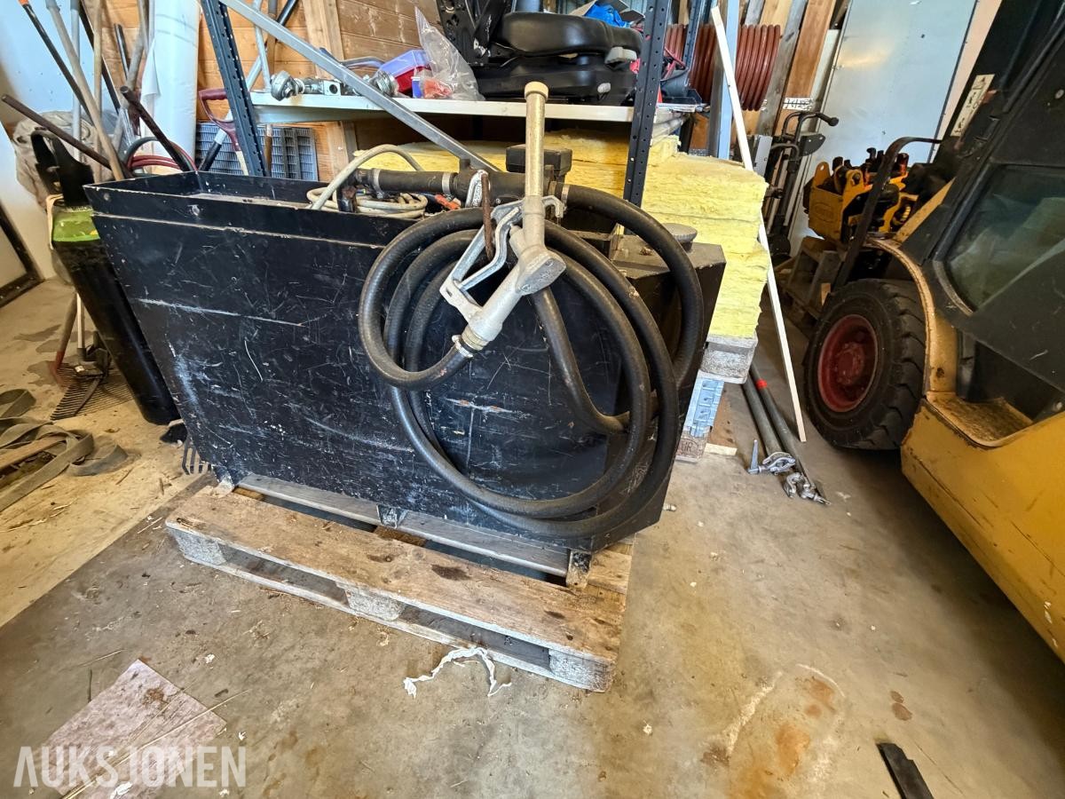 dieseltank med pumpe og fyllepistol