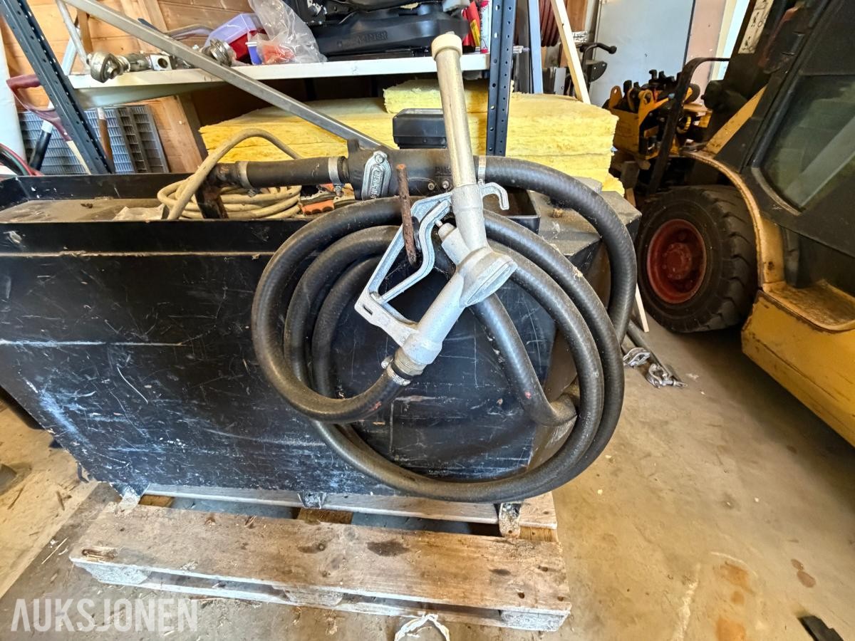 dieseltank med pumpe og fyllepistol