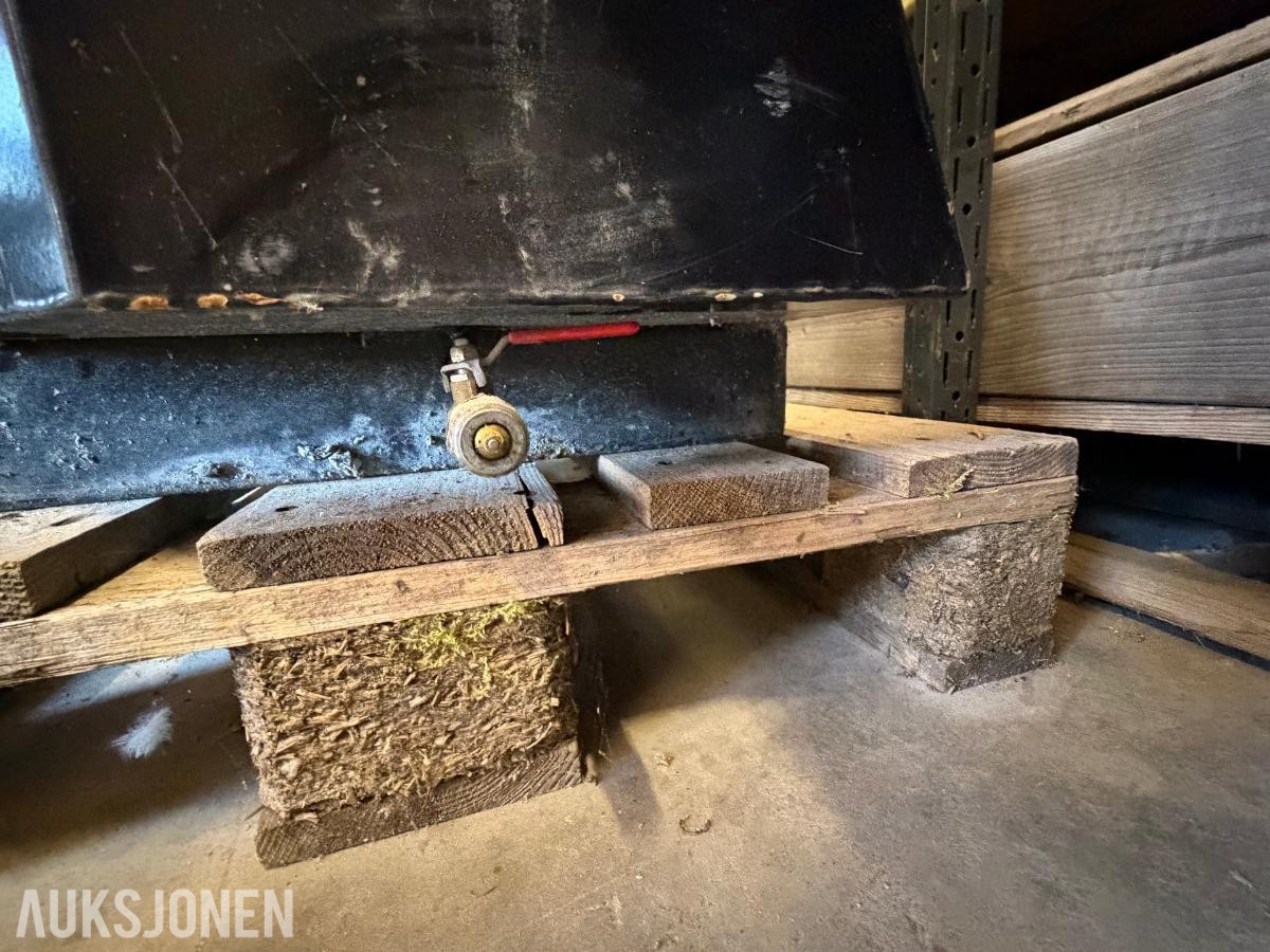 dieseltank med pumpe og fyllepistol