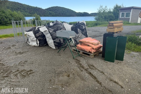 Stort parti vedpakkingsutstyr – 74 stk Espegard storsekker, ca. 500 vedsekker og pakkesystem