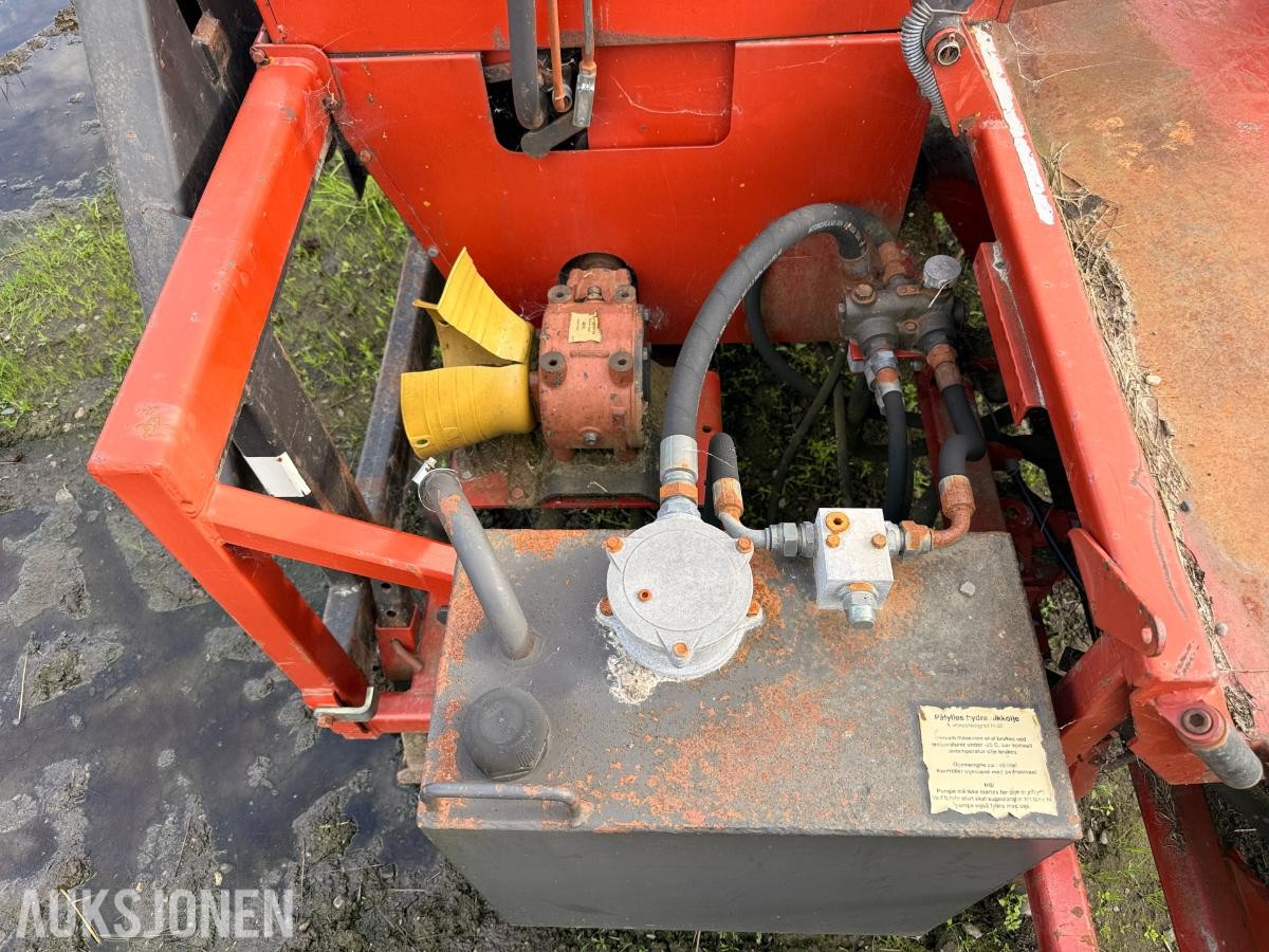 1999 Dalen Vedmaskin med transportbånd – traktordrevet