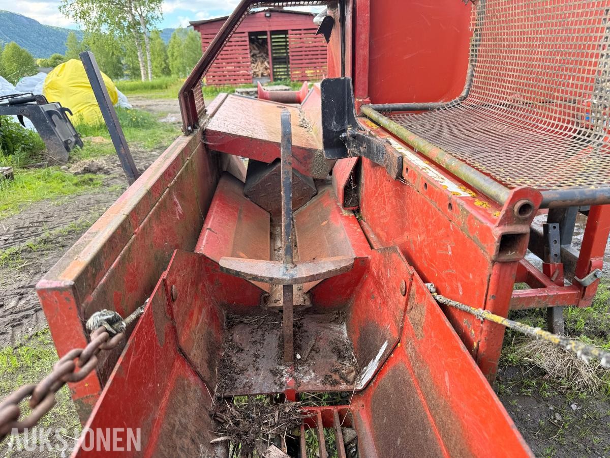 1999 Dalen Vedmaskin med transportbånd – traktordrevet