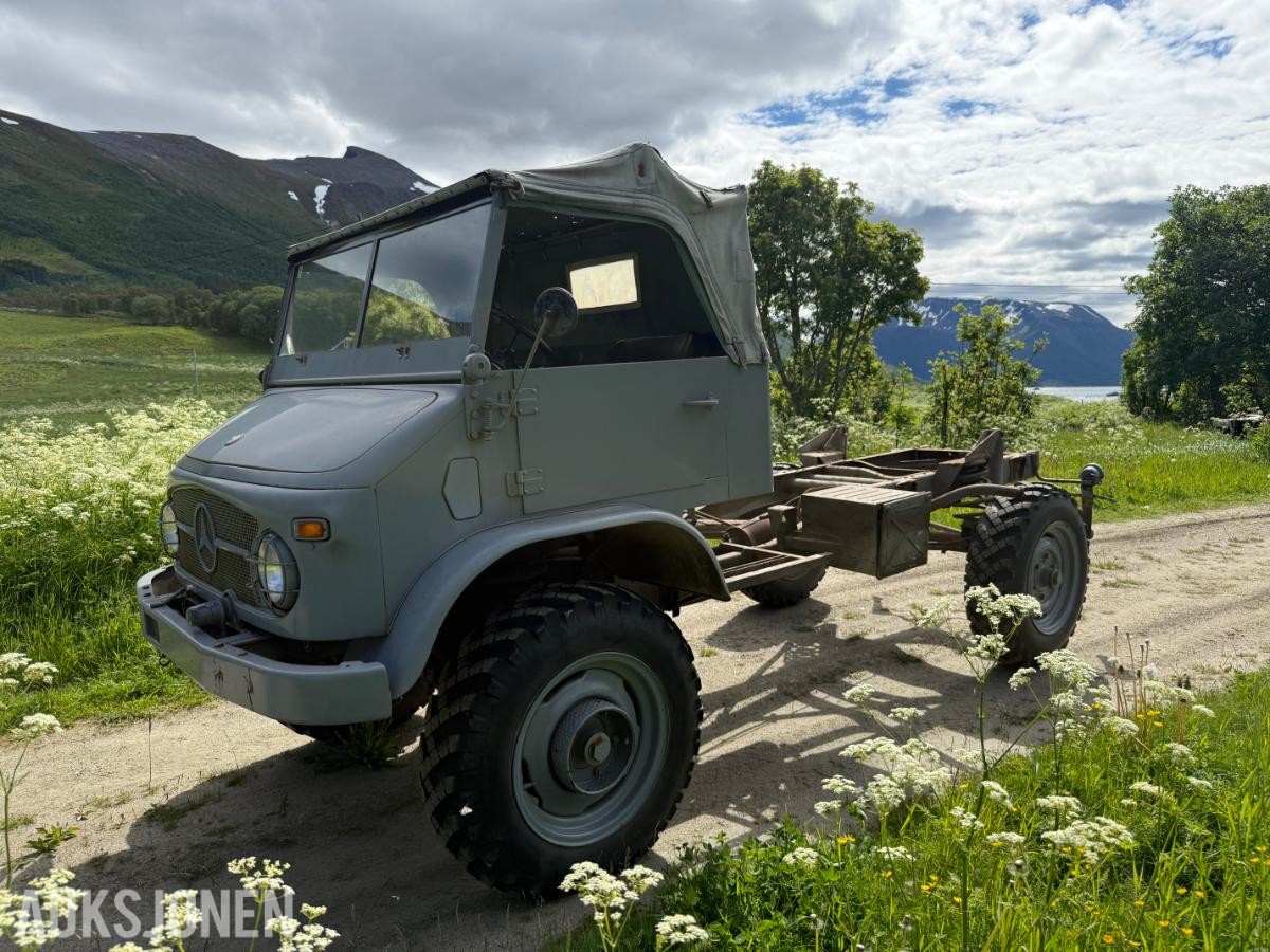 1964 Mercedes-Benz Unimog 404s med 2.2L M180 Bensin 6-Sylinder