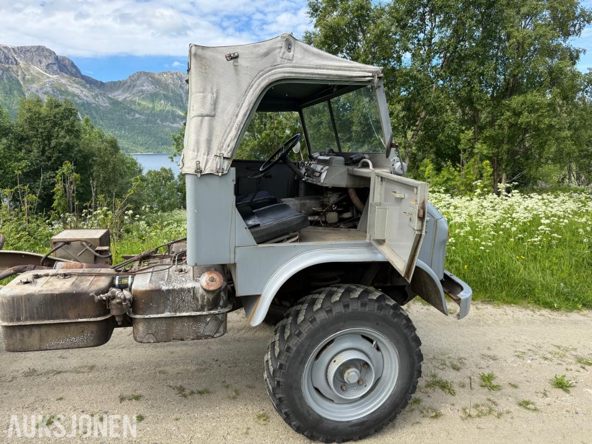 1964 Mercedes-Benz Unimog 404s med 2.2L M180 Bensin 6-Sylinder